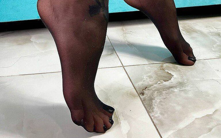 Julia domaina: Calze nere sulle gambe ed i piedi in nylon, calze...