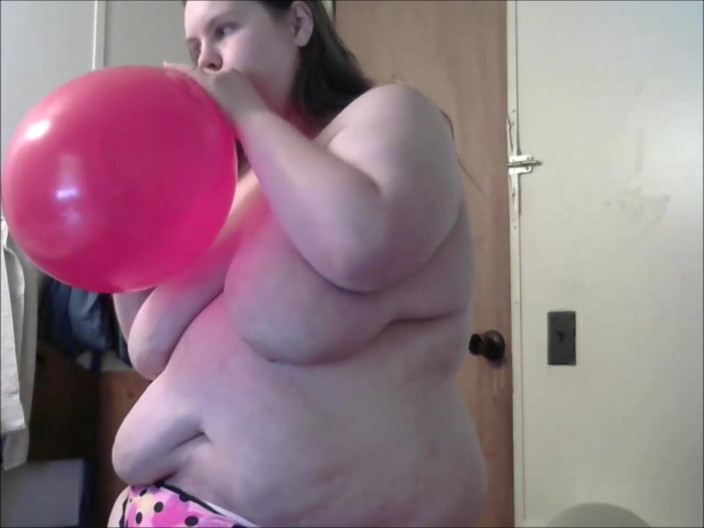 Fat Goddes: Curva goală este plesnită de curvă în față cu balonul