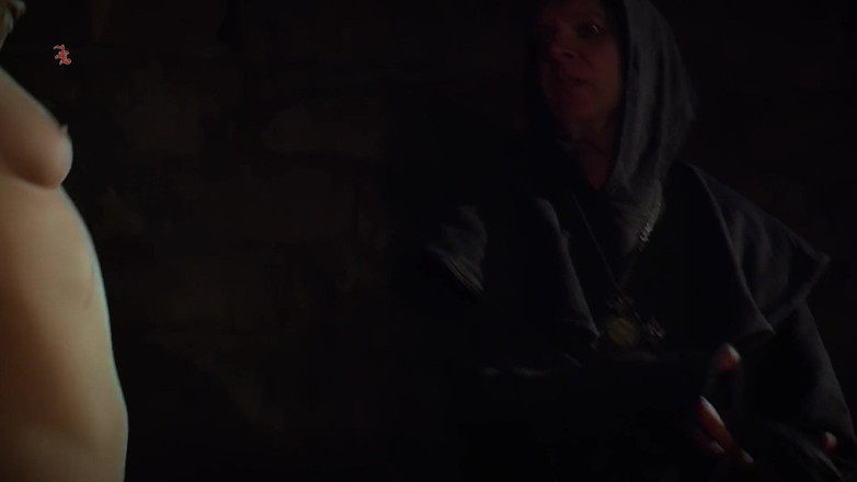 Inquisition and prison world: Une jolie femme de chambre blonde se fait fouetter et...