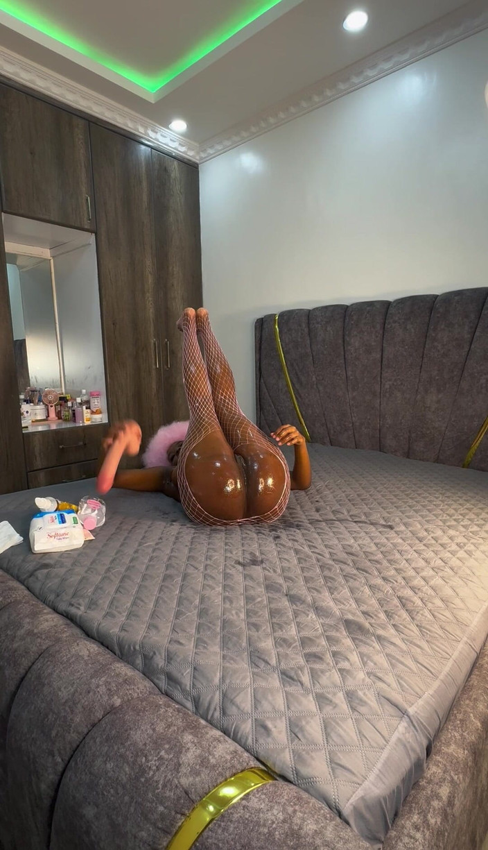 SEXXY-DAISY: Ein mädchen in pink liebt einen orgasmus