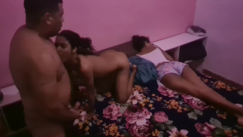 LeoOgro: मेरे सौतेले पिता हमेशा आधी रात को मेरे कमरे में आते हैं