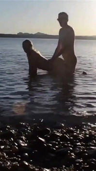 Seks romantis di pantai umum