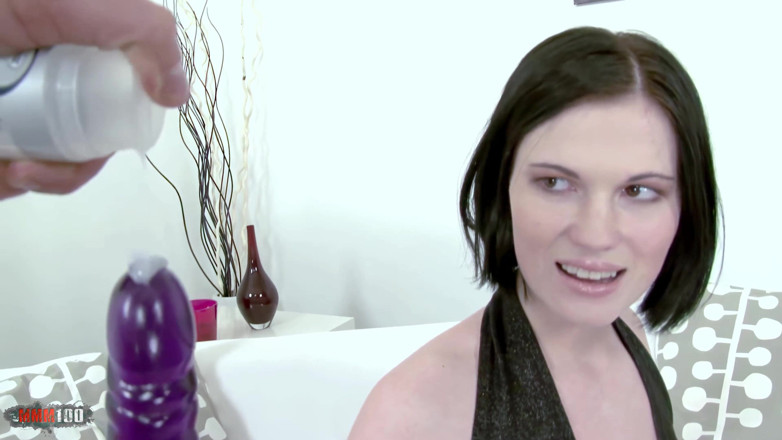 Porn-World: Marry: prachtige jonge Russische brunette wordt hard in haar kont...