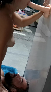 Menghisap dildo semasa menelan ludah, meludah penghinaan