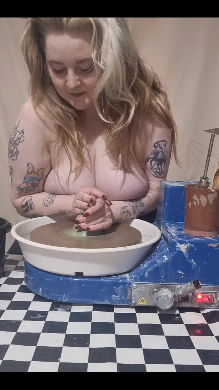 Bunny Royle: Nữ thần đồ gốm lau màu xanh lá cây