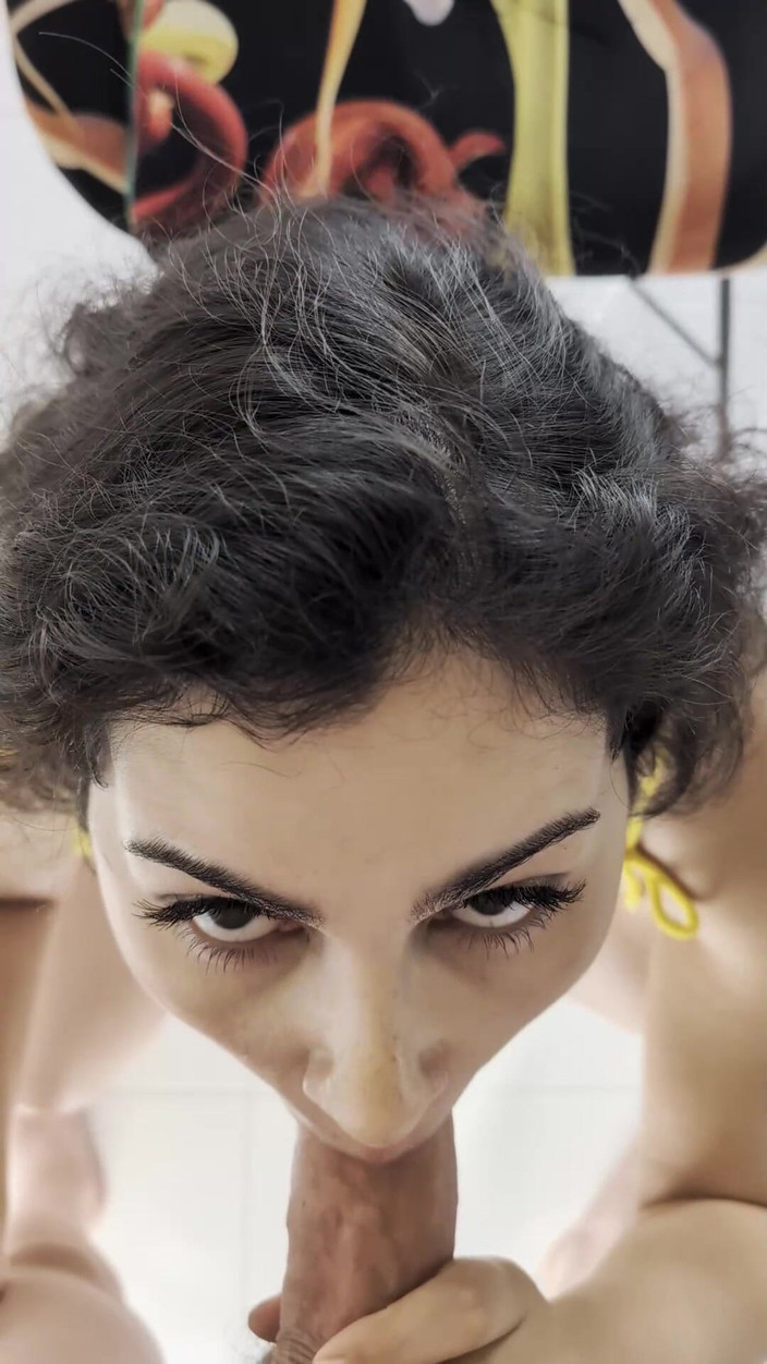 Valentina Nappi: La puerta apenas se cerró detrás de Valentina Nappi y...