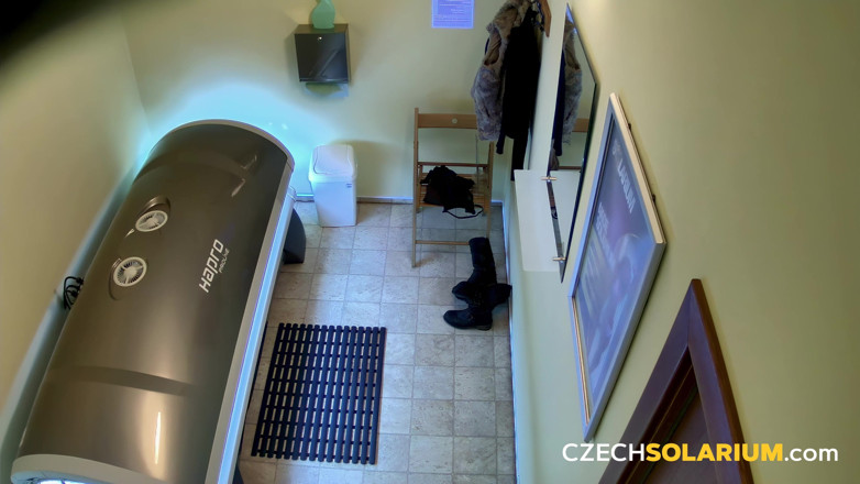 Czech Solarium: Czech Solarium 121：丰满的黑发女郎展示她巨大的奶子
