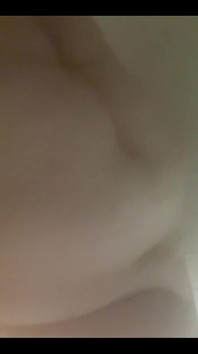 胖美女在淋浴时玩耍