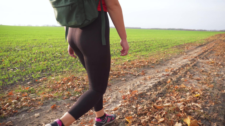 Teasecombo 4K: Milf in zwarte panty loopt en plaagt haar mooie kont