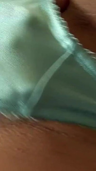 Smyslná brunetka škádlí kundičku a rty ve spodním prádle