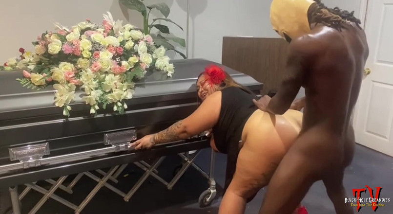 Blvck Rose TV: Dick-o-ween: Belaquis je ošukaná v Strašed Pohřebním domě od BBC