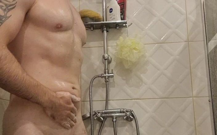 Physexiotherapy: Un gros garçon sous la douche se masturbe