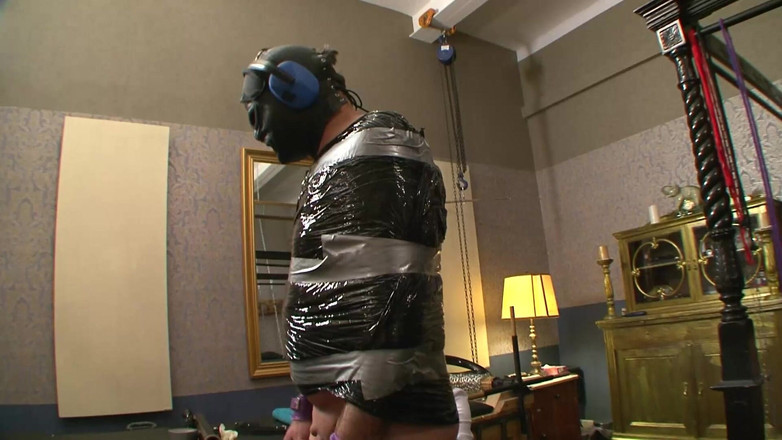 German BDSM MMV: BDSM domina con i suoi schiavi maschi che si struccano...
