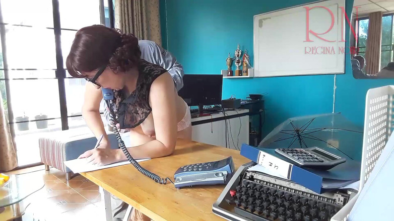Regina Noir: Kantooroverheersing baas neukt secretaresse terwijl ze aan het bellen is,...
