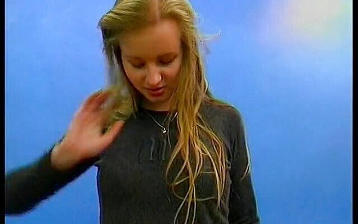 Horny Two really wet MILFs: सुनहरे बालों वाली कमसिन क्लोज अप वीडियो में अपने कूच में डिल्डो कर रही है