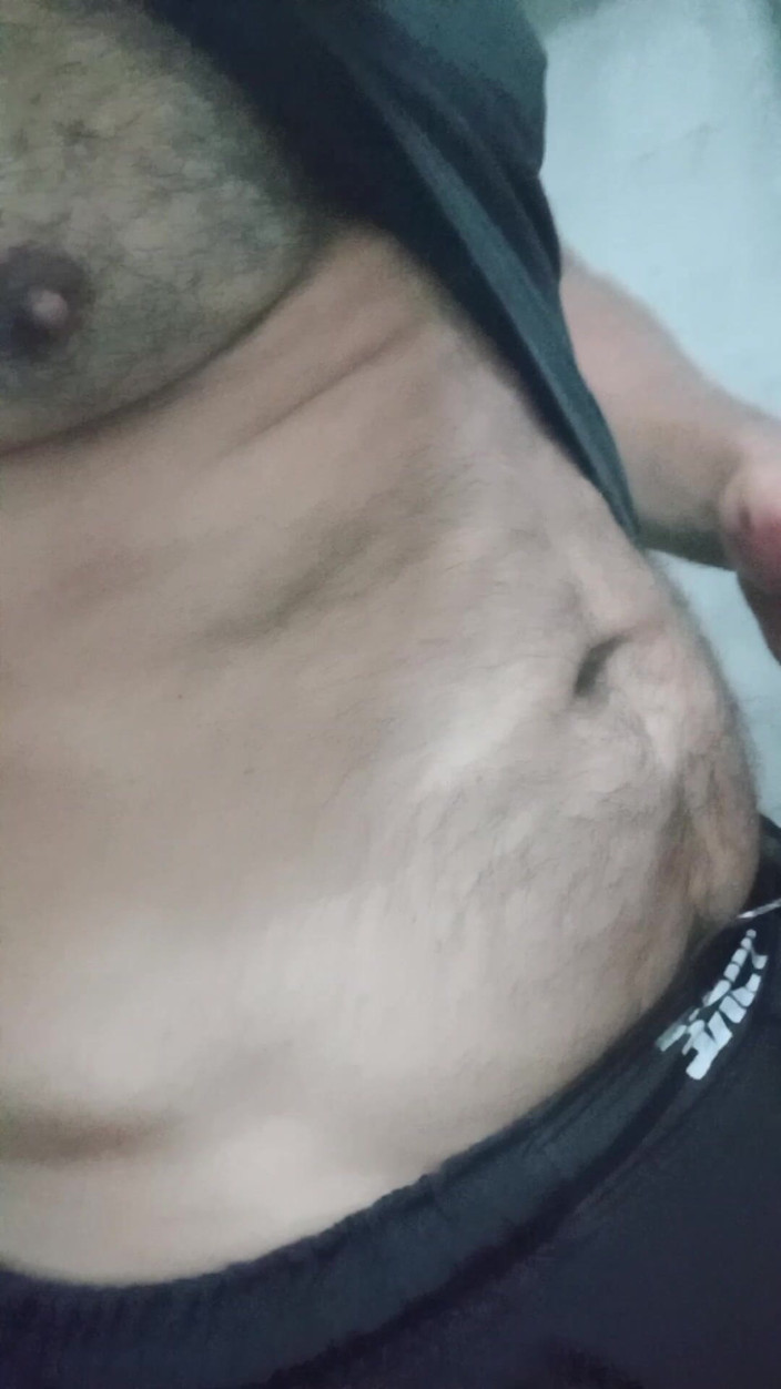YuriGaucho: Yuri Gaucho aliviándose en el baño