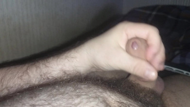 Uhri: Melancap di atas katil dan pancutan mani besar ke perut...