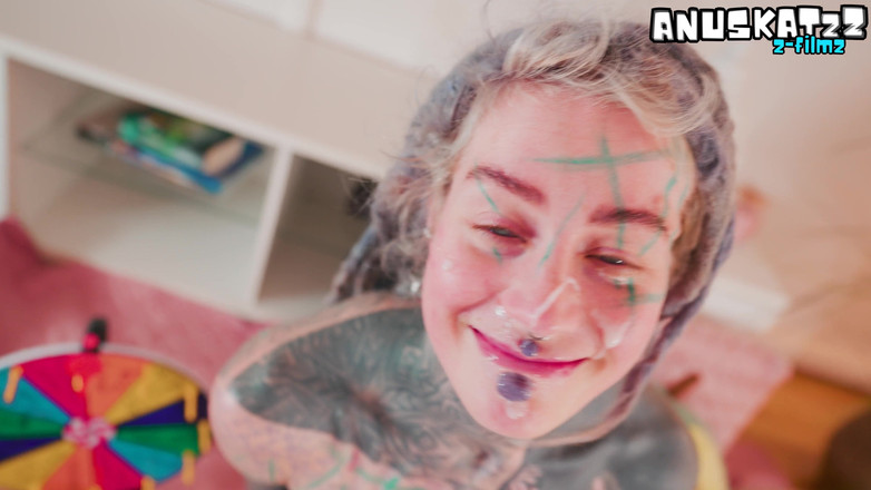Anuskatzz: 문신을 한 웹캠 모델 쇼 도중 방해와 따먹기