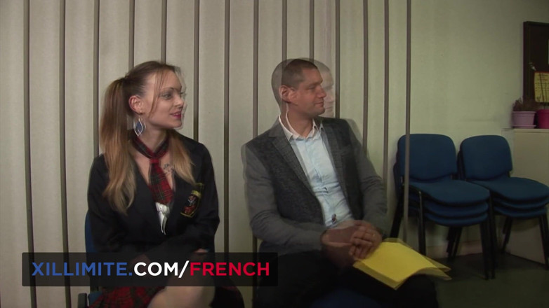 French girls at work: Remaja cantik dikongkek di atas meja cikgu