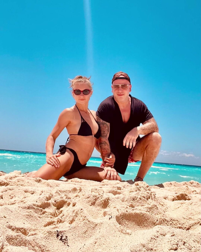 Caribbean Couple: 우리는 내 상사의 아내 모델의 유일한 팬을 해킹.