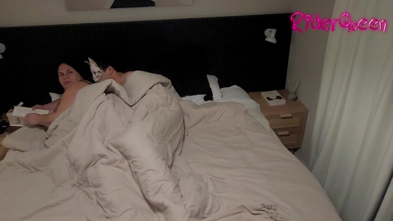 Riderqueen: Stiefmoeder deelt bed stiefzoon - video voor fans milf bbw