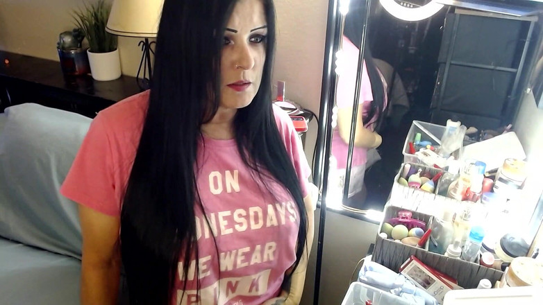 Abby Anna: Milf haciendo maquillaje / uñas un poco de chat