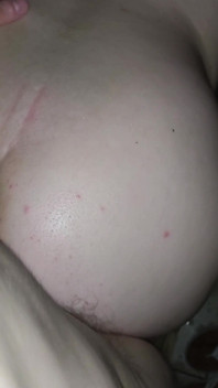 Moje děvka manželka miluje být použita 2 muži na spoustu spermatu uvnitř její mokré kundy