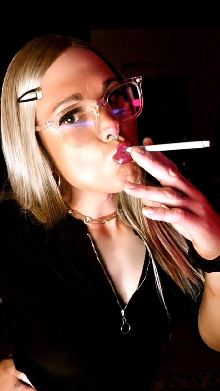 Darkfetish2k: バッドガール、カイリーが喫煙で捕まった