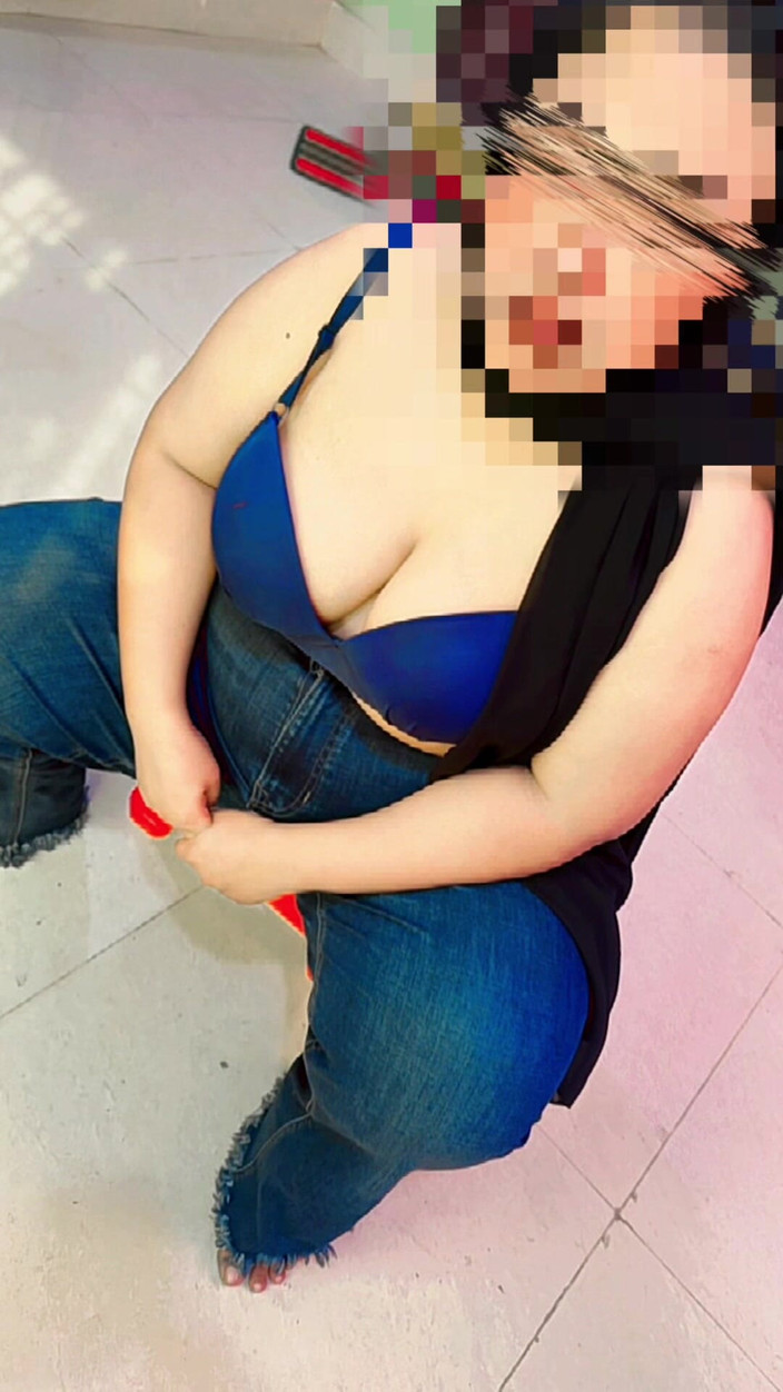 Aria Mia: Une jolie étudiante arabe musulmane se déshabille de sa robe d’étudiante...