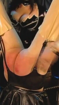 อับอายด้วยการแขวนตัวเฆี่ยนจนตูดแดง