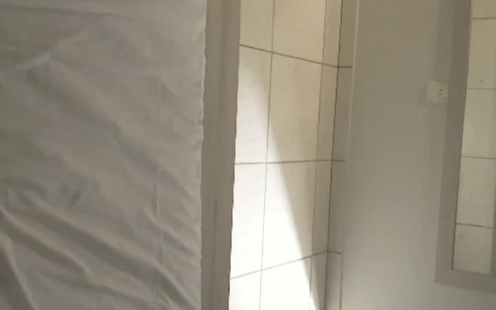 Casada Liberada griffin: 我是一个热辣的妻子，我的丈夫邀请一个陌生人实现他成为绿帽男的幻想