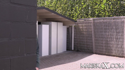 Mariska x: Mariskax rondborstige blonde milf krijgt buitenshuis twee pikken