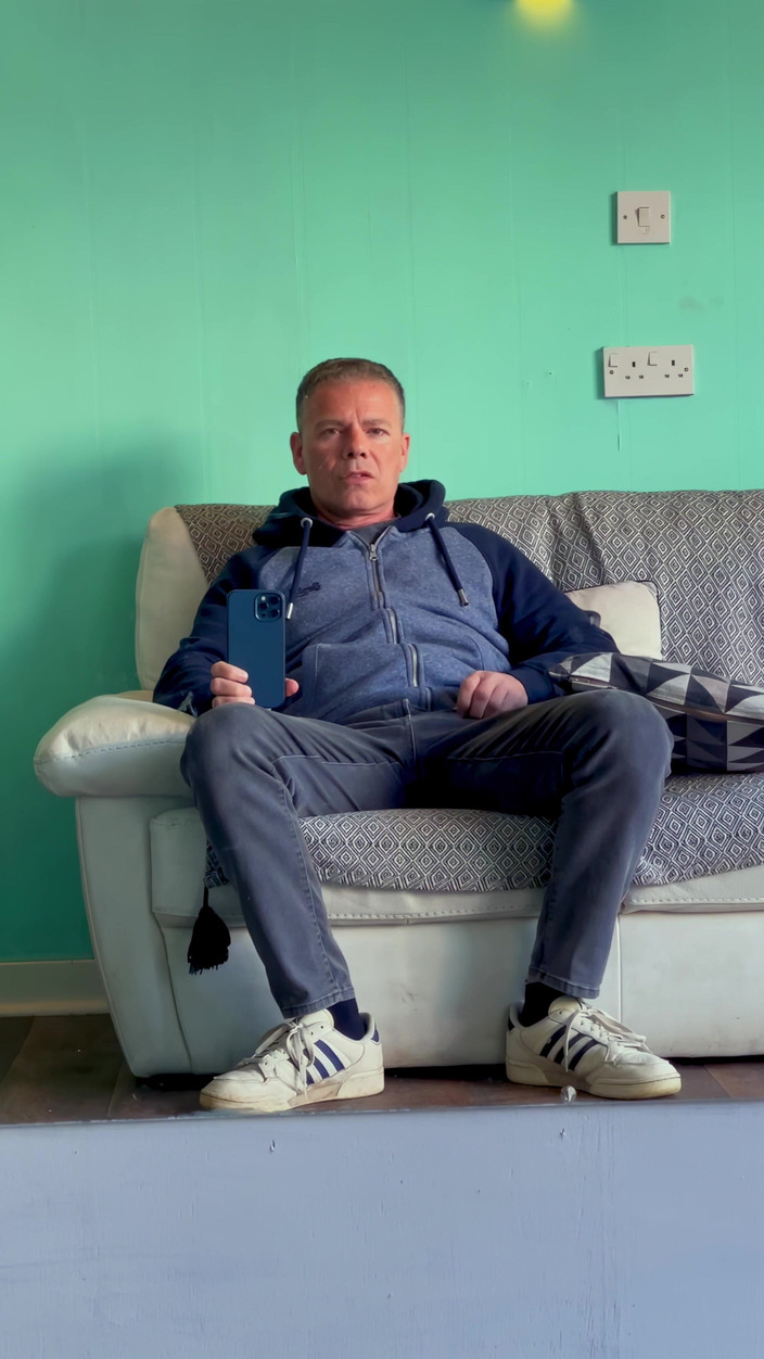 NakedFoxx: Ризикована сперма в перукарні розтирає до оргазму з людьми поруч