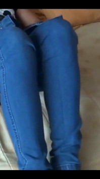 Ella comienza a emocionarse en jeans, se desnuda para masturbarse - ardientes69