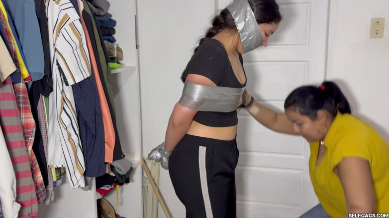 Selfgags Latina Bondage: Apprivoisée par du ruban adhésif