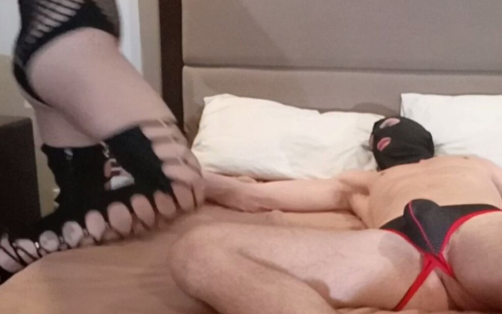 Vurikat: Big cock trans fucks a hot mask guy in jockstraps.