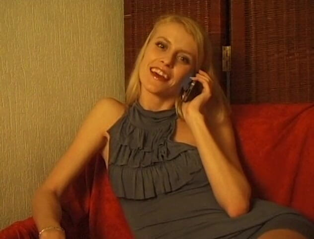 Flash Model Amateurs: Troia bionda si tenta da sola mentre parla al telefono