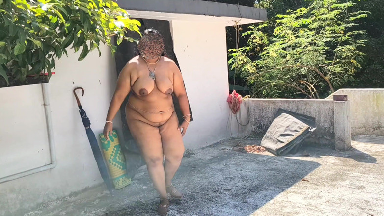 Anne Ipe: Etekli Hintli kız açık havada tamamen çıplak oluyor