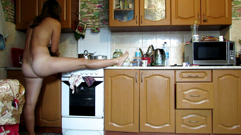 Sexi Lenka: Membersihkan + senam ringan di dapur