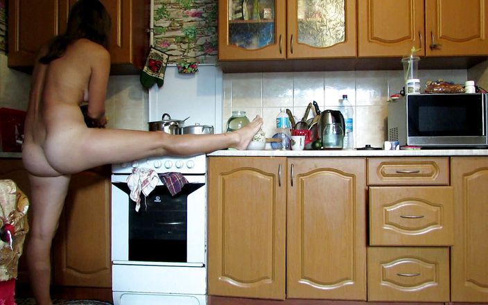 Sexi Lenka: Čištění + lehká gymnastika v kuchyni