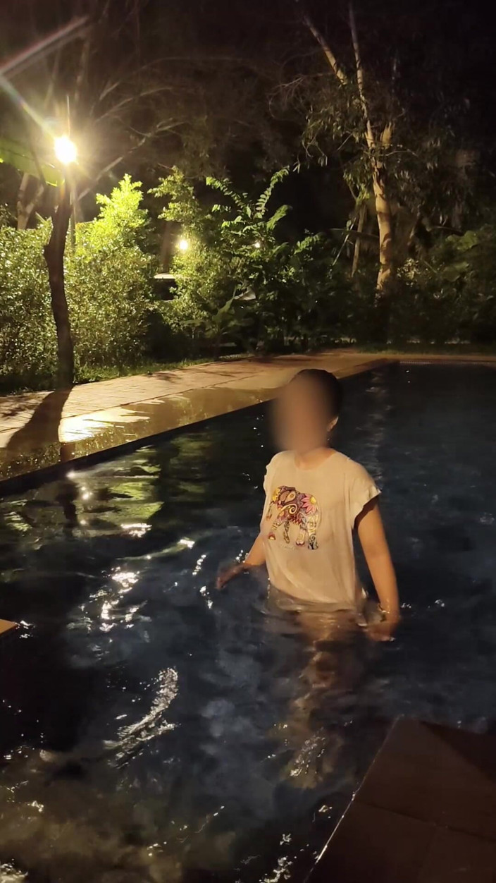 Anonymous Vlogger: Soție sexy riscă să se fută noaptea în piscina publică