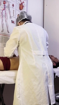Patienten kan inte hantera det och blir stel framför sjuksköterskan under undersökningen