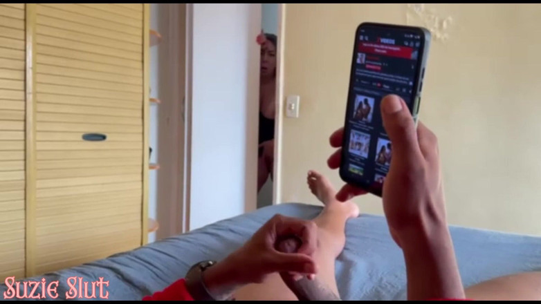 Suzie Hard Anal: Damadımı mastürbasyon yaparken yakaladım, dayanamadım, üstüne oturup ona kıçımı sikmesini söyledim