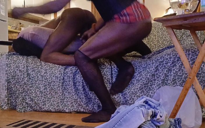 TS freaky MILF: Чернокожий шмель доит большой черный член, часть 1