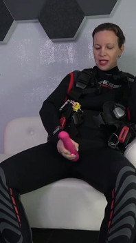 Klip Fetish Yang Menampilkan Pakaian Basah, Vest, Scuba Tank dan Mainan