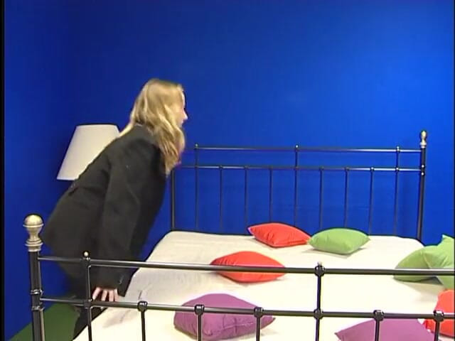 Dirty Teeny: 캐스팅에서 나이 든 남자의 자지를 빨아주는 섹시한 금발 십대