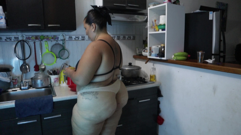 Lexly_16: La mia matrigna mi seduce in cucina e usciamo a...
