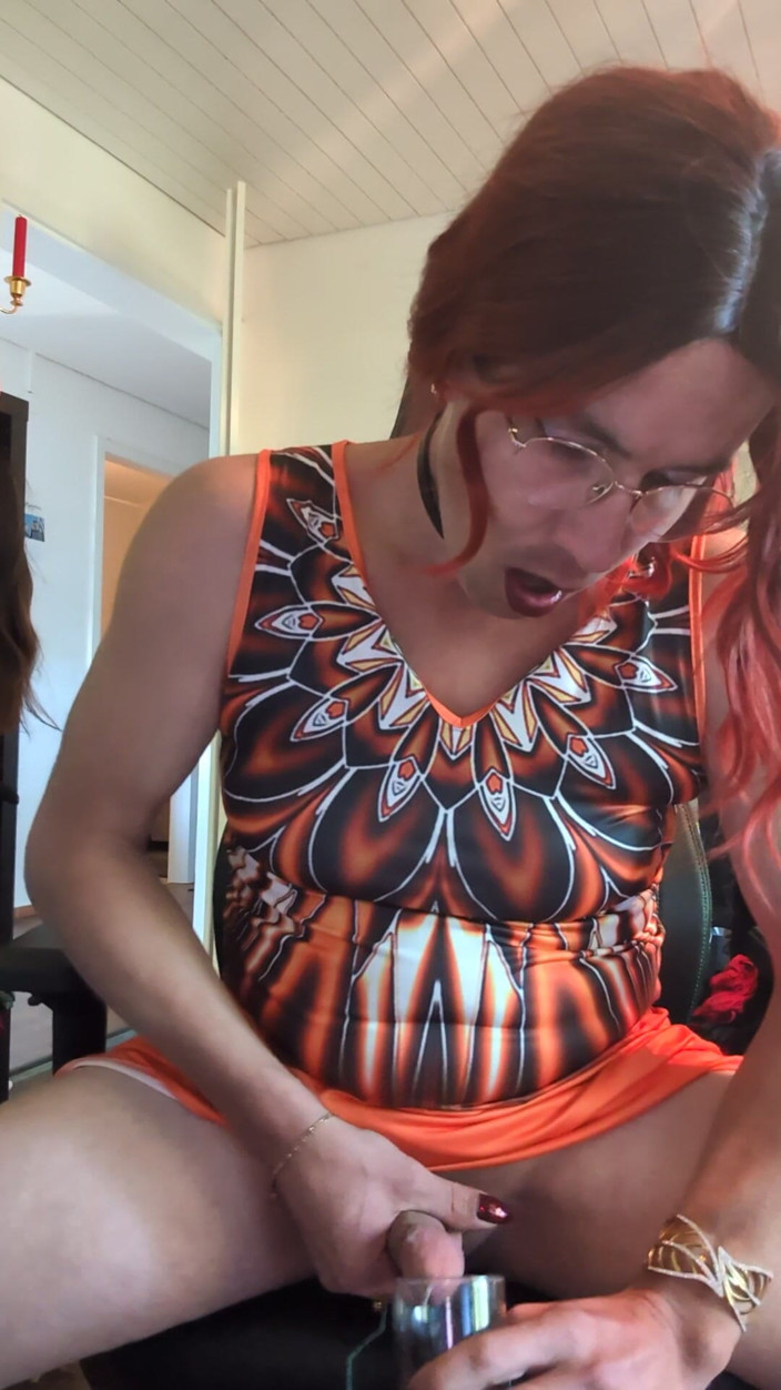 Killitoris: Sissy trekt zich af en eet haar sperma