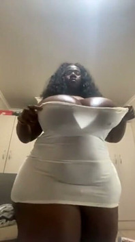 sanvli khoobsoorat vishaalkaay mahila apne seksi karvs dikha rahi hai