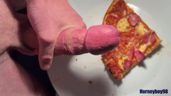 Horneyboy98: Twink postříká na jeho pizzu
